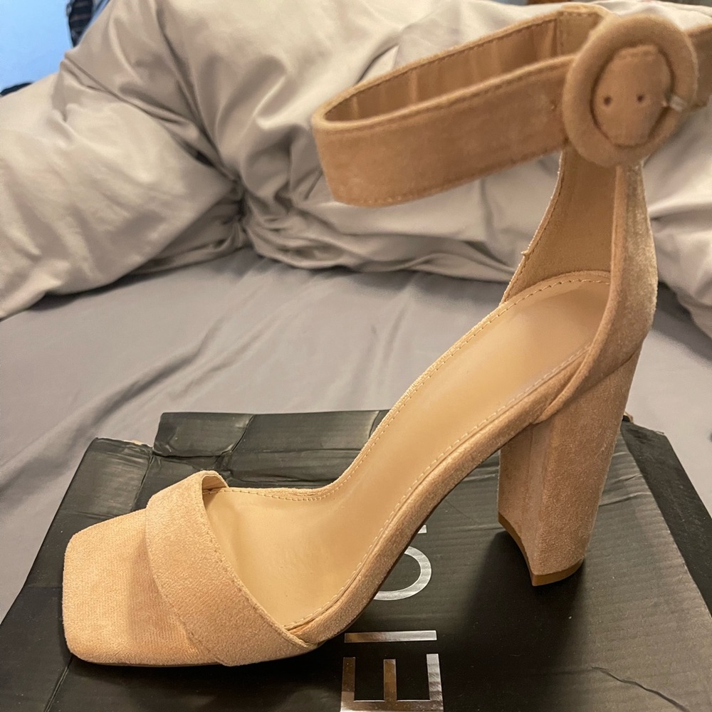 Never worn: size 7 nude heel